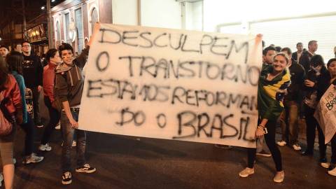 SAO CAETANO DO SUL, SP, 19 de junho 2013- Manifestacao contra o aumento da passagem de onibus em Sao Caetano do Sul reuniu mais de 2mil pessoas na Av Goias em Sao Caeyano do Sul no ABC    ADRIANO LIMA / BRAZIL PHOTO PRESS). *** PARCEIRO FOLHAPRESS - FOTO COM CUSTO EXTRA E CRÉDITOS OBRIGATÓRIOS ***