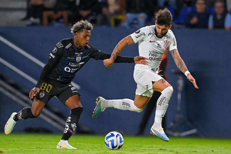 Yuri Alberto (à dir.) disputa a bola durante partida entre Corinthians e Del Valle