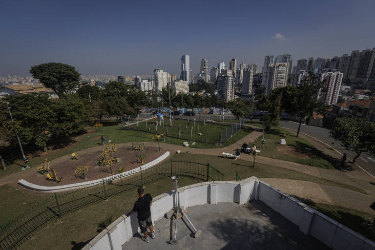 Imagem mostra praça com antenas e outros instrumentos de metal e, ao fundo, linha de prédios