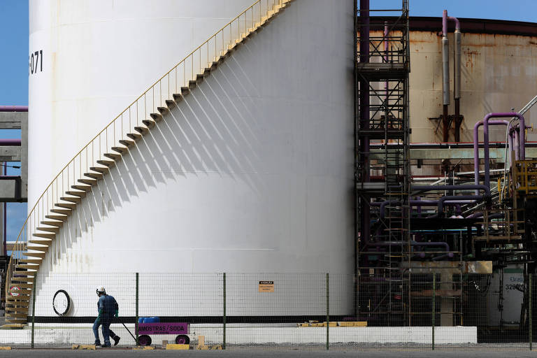 Imagem mostra área industrial de uma fábrica de cloro-soda da petroquímica Braskem, em Maceió