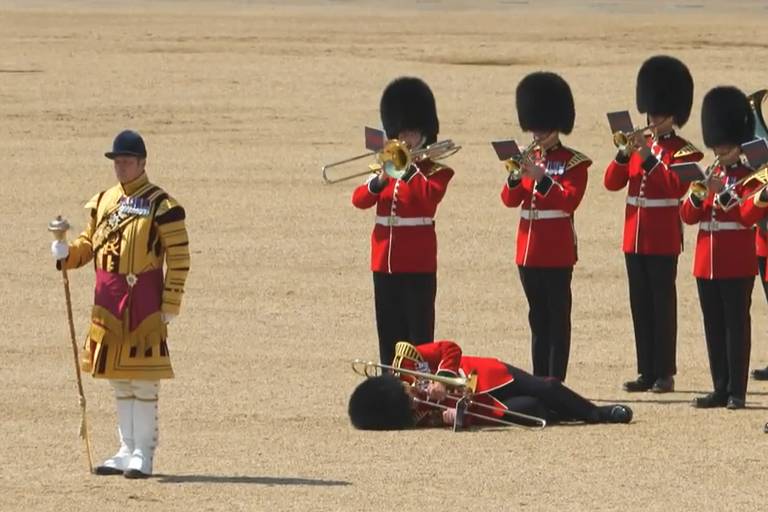 Guardas militares desmaiam por conta do calor em cerimônia com a presença do príncipe William