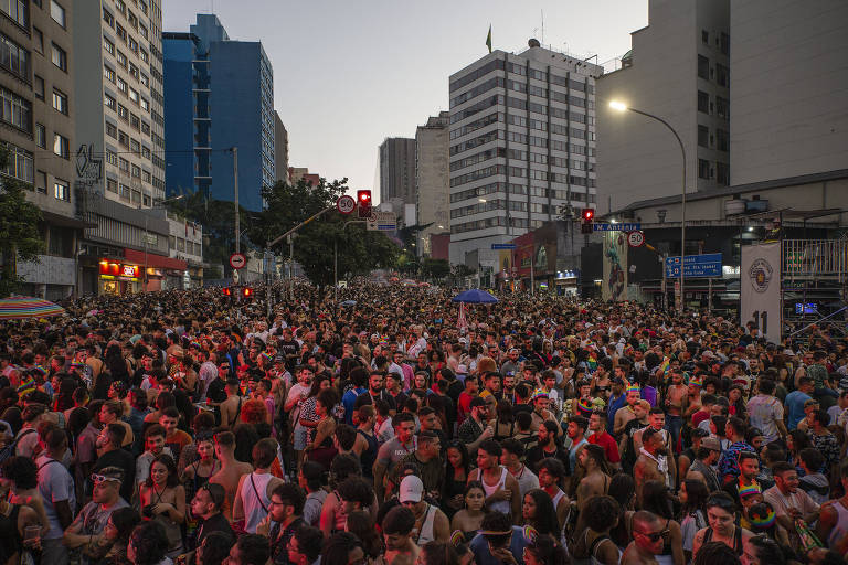 Parada LGBT+ de 2023 toma a avenida Paulista, em São Paulo 