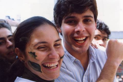 ORG XMIT: 161901_0.tif SÃO PAULO, SP, BRASIL, 25-08-1992, 14h07: A cantora Fafá de Belém com Luiz Lindbergh Farias Filho, presidente da UNE (União Nacional dos Estudantes), durante manifestação pelo impeachment do presidente Fernando Collor de Mello. (Foto: Ormuzd Alves/Folhapress - Negativo: SP 10159-1992)