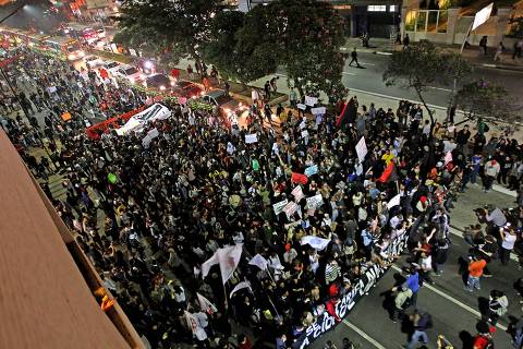 SÃO PAULO, SP, BRASIL, 11-06-2013, 19H00: - Manifestantes na descida da Av. Consolação. - Estudantes e integrantes do Movimento Passe Livre promoveram protesto na Avenida Paulista e passeata por ruas da Região. É a terceira manifestação depois que a prefeitura aumentou de R$3,00 para R$3,20 a tarifa dos ônibus municipais. No primeiro protesto, também na Avenida paulista, ocorreram fortes confrontos com a polícia e atos de vandalismo.  - (Foto: Juca Varella/Folhapress, COTIDIANO)