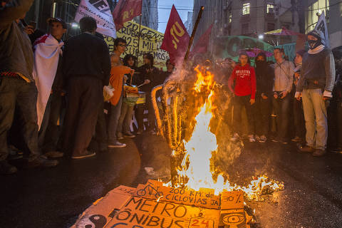 Sao Paulo - SP -  Manifestantes  que participaram de passeata e ato publico pedindo Fora Alckmin e melhoria nos transportes, incendeiam catraca, nas ruas do centro.  14.08.2013.  (Foto Marlene Bergamo/Folhapress)