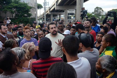 SÃO PAULO, SP, BRASIL, 16-11-2013: Guilherme Boulos (centro), 31, membro da Coordenação Nacional do Movimento dos Trabalhadores Sem Teto e da Frente de Resistência Urbana, conversa com integrantes do movimento no despejo dos 350 moradores que estao na Ocupação Estaiadinha, na Marginal Tietê, em São Paulo (SP). (Foto: Tercio Teixeira/Folhapress, NAS RUAS)