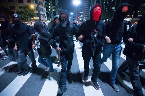 SAO PAULO - SP - 11.10.2013 - Portesto de Black Blocs pela educacao se juntou no Teatro Municipal e seguiu ate a Paulista. Nao houve confronto com a policia.  (Foto: Danilo Verpa/Folhapress, COTIDIANO)