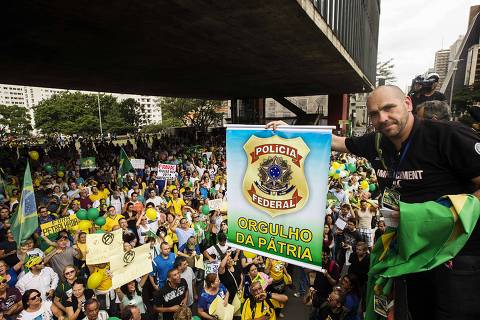 SÃO PAULO, SP, BRASIL, 29-11-2014, 14h51: Marcello Reis, do grupo Revoltados Online, mosta cartaz em apoio a Polícia Federal, durante ato contra a presidente Dilma e o PT, em frente ao MASP (Museu de Arte de São Paulo), na av Paulista, em São Paulo (SP). (Foto: Eduardo Knapp/Folhapress, Cotidiano)