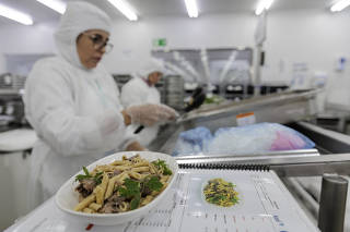 COMIDA A BORDO DOS AVIÕES