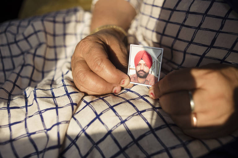 A indiana Kulwinder Kaur segura foto de marido que a abandonou durante 20 anos em Punjab para trabalhar na Itália