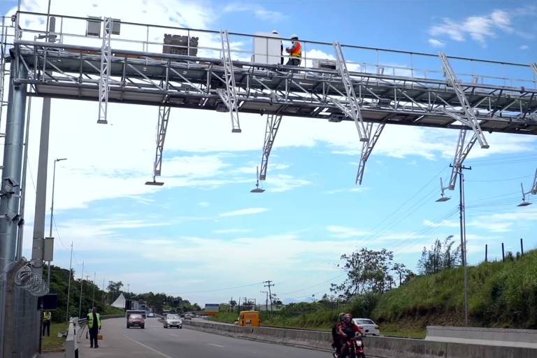 Equipamento do sistema de pagamento eletrônico de pedágio free flow, em trecho da Rio-Santos (BR-101)