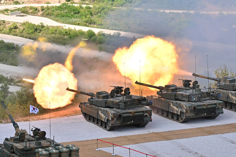 Tanques sul-coreanos K-2 atiram durante o exercício com os EUA que gerou a reação do Norte, em Pocheon