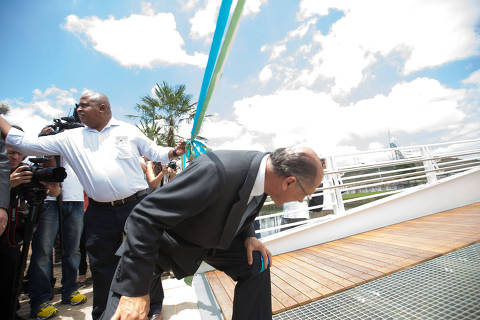 SAO PAULO - SP - 17.12.2013 - O governador Geraldo Alckmin inaugurou a ponte Bayer, que fará a transposição do canal Guarapiranga e a ciclovia da margem oeste do rio Pinheiros, que ligará a ponte do Socorro à ponte João Dias. A ponte custou R$ 5 milhões e foi bancada pela empresa Bayer. Ela vai ligar a ciclovia ao bairro do Socorro, e terá estrutural móvel, que irá se abrir quando for necessário passar algum barco pelo rio. (Foto: Danilo Verpa/Folhapress, PODER)    SEQUENCIA 05