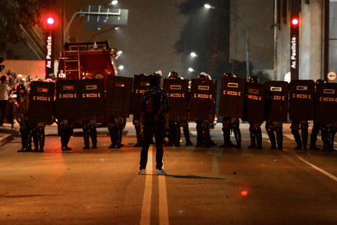 ARQUIVO - São Paulo, SP - 13-06-13. ATO CONTRA A TARIFA. Manifestante impedido pela PM de ter acesso à Av. Paulista. Esquina da rua Augusta com a Av. Paulista. Foto: Ian Maenfeld/Folhapress ***PARCEIRO FOLHAPRESS - FOTO COM CUSTO EXTRA E CRÉDITOS OBRIGATÓRIOS***