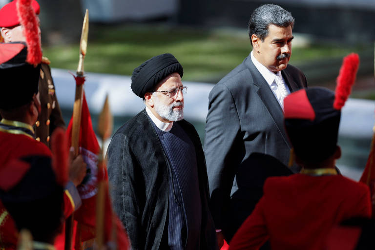 O presidente do Irã, Ebrahim Raisi, ao lado do ditador da Venezuela, Nicolás Maduro, no Palácio de Miraflores, em Caracas