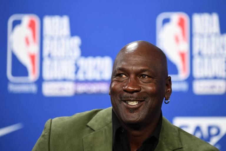 Michael Jordan fala à imprensa antes da partida do Charlotte Hornets e Milwaukee Bucks em 2020
