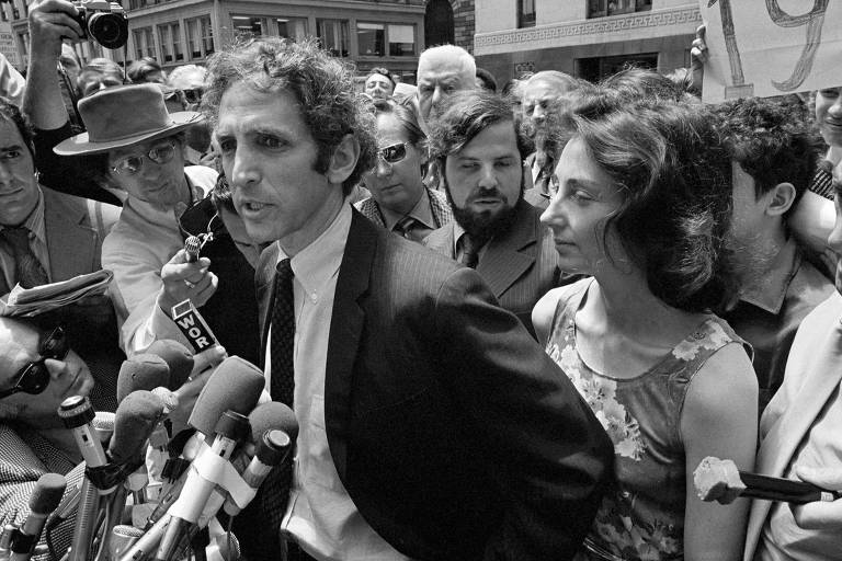 Daniel Ellsberg e sua esposa, Patricia, entregam-se às autoridades federais nos EUA, em 1971