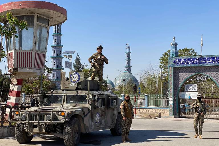 Soldados do Talibã montam guarda em frente a mesquita na cidade de Mazar-i-Sharif, no Afeganistão