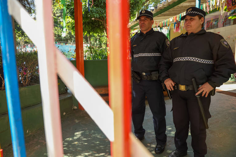 Escola infantil tem entorno pichado com ameaças e injúrias raciais