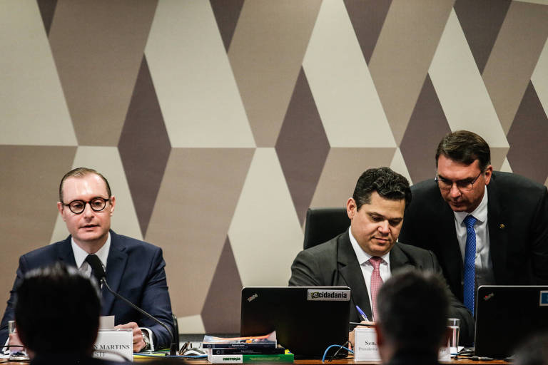 Cristiano Zanin, o senador Davi Alcolumbre (União Brasil-AP) e Flávio Bolsonaro (PL-RJ)