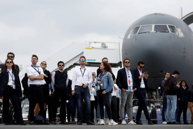 Fornecedores aeroespaciais menores lutam por mão de obra e titânio em meio a boom de viagens