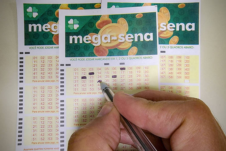 Volantes da Mega Sena sendo preenchidos para apostas em casas lotéricas da Caixa