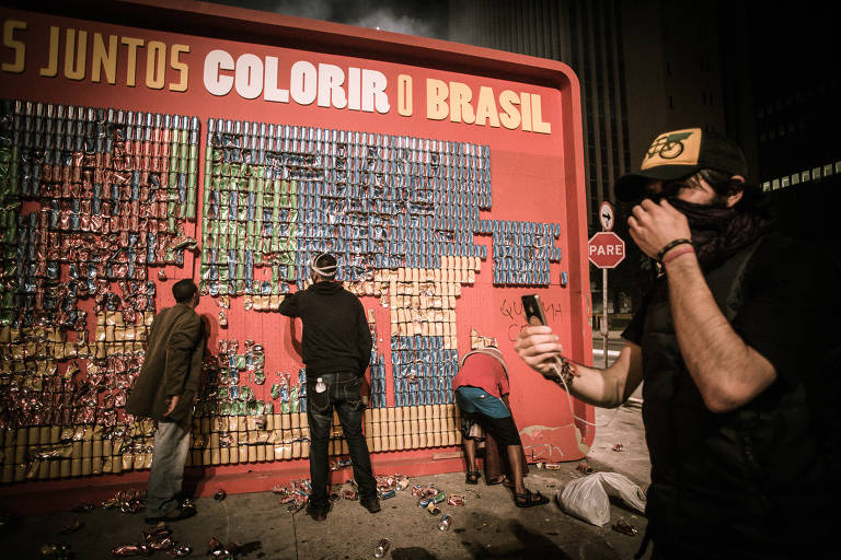 Manifestantes depredam painel da Copa do Mundo 2014 na avenida Paulista durante onda de protestos contra o aumento da tarifa de ônibus, em São Paulo