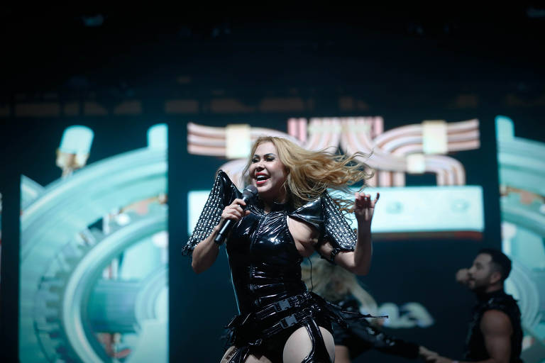 A cantora Joelma, que se apresenta no CarnaUOL, durante show no parque Ibirapuera