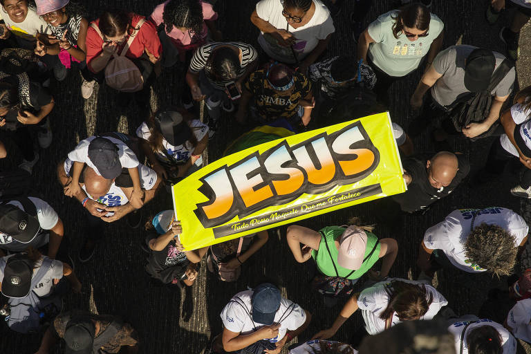 Fiéis carregam cartaz durante a edição deste ano da Marcha para Jesus, em São Paulo 