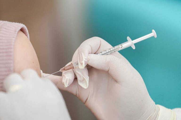Ministério da Saúde recebe última remessa da vacina da Moderna contra variante do coronavírus