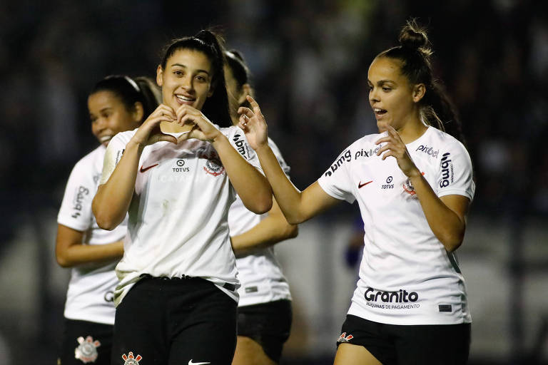 Jogadoras do Corinthians comemoram gol durante partida contra o Cruzeiro, em junho
