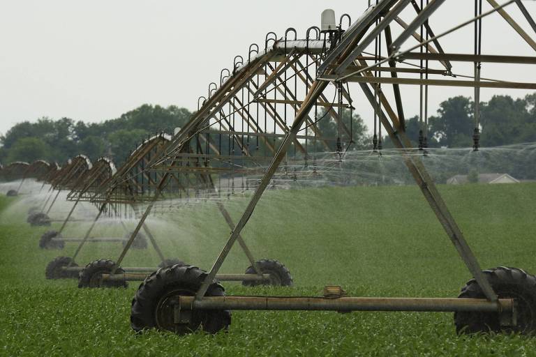 Eixo da Terra mudou por extração de água do subsolo para regar plantações; entenda