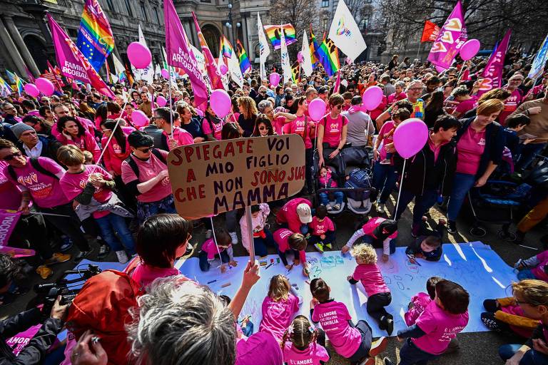 Itália contesta documentos de crianças com duas mães em retrocesso de direitos LGBTQIA+