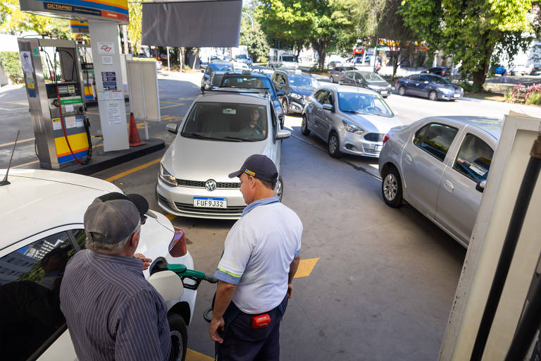 Fila de carros em postos que vendem combustíveis sem impostos no Dia Sem Imposto, em São Paulo
