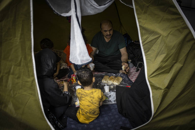 Refugiados vindos do Afeganistão em fuga do regime Talibã no Aeroporto Internacional de São Paulo, em Guarulhos