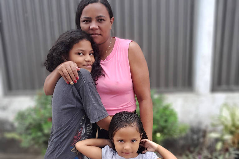 Leidivânia e as filhas Anna Beatriz, 11, e Ana Luíza, 5, em São Vicente Férrer, no Maranhão