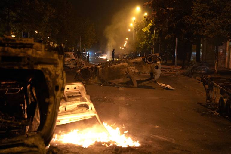 Veículos são queimados em mais um dia de protesto na França; veja fotos de hoje