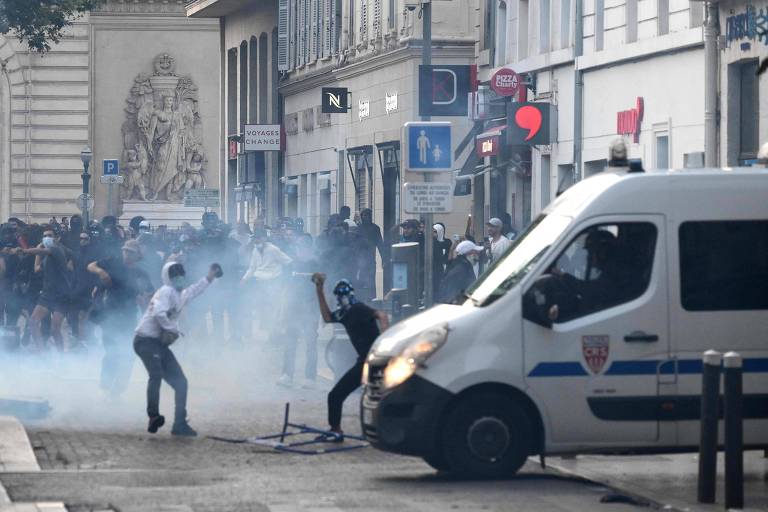 Manifestantes entram em confronto com a polícia de choque em Marselha, no sul da França