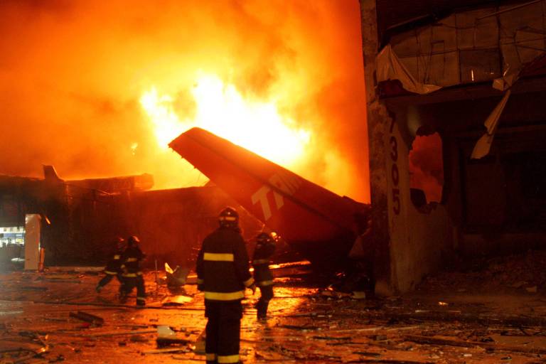 Conheça a história do Dia do Bombeiro Brasileiro e relembre grandes resgates