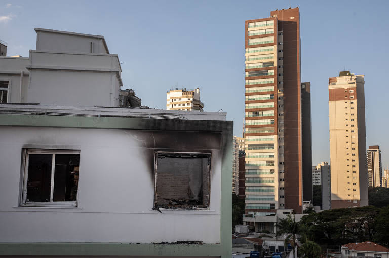 Apartamento do dramaturgo Zé Celso, do Teatro Oficina, após incêndio nesta terça-feira (4)