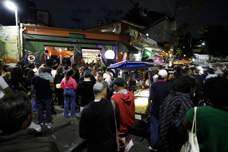 Bar Pai do Beco, na entrada do Beco do Batman pela rua Harmonia, tem show de samba ao vivo