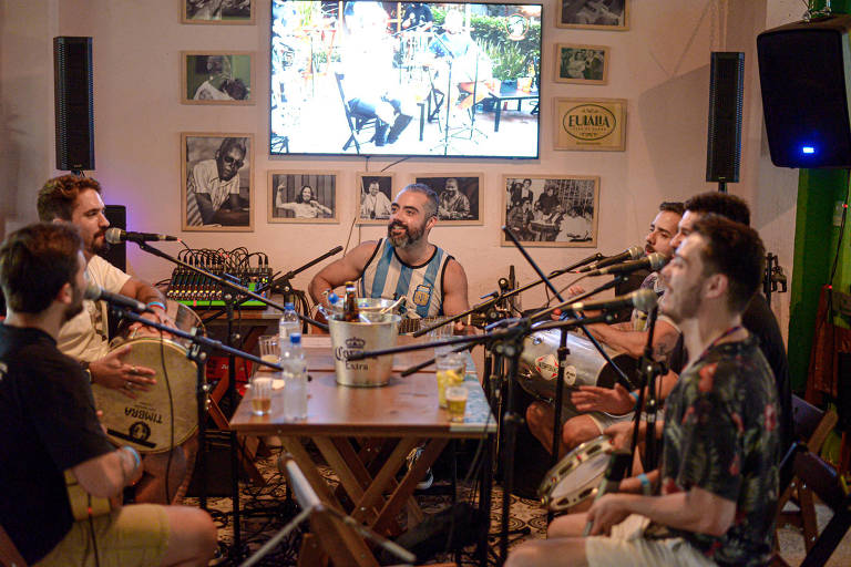 Banda ao vivo na Eulália Casa de Samba, que homenageia tias baianas, mães de santo e sambistas