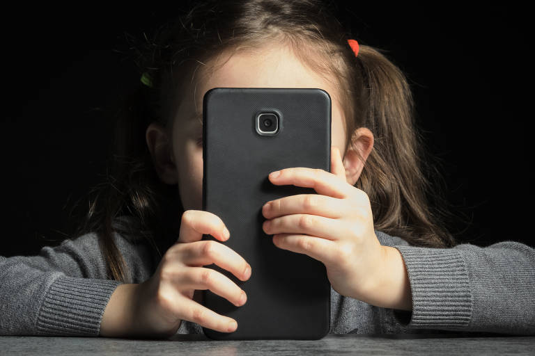 UE investiga se Facebook e Instagram provocam comportamentos de dependência em menores.