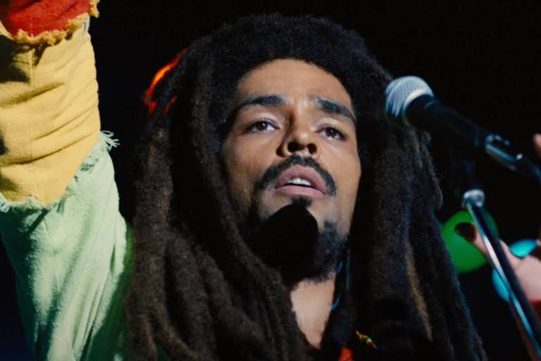 Kingsley Ben-Adir em cena de 'Bob Marley: One Love'