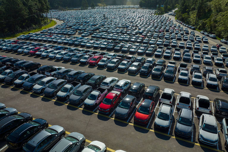 Imagem aérea do pátio da montadora Volkswagen com milhares de veículos em São Bernardo, no ABC Paulista