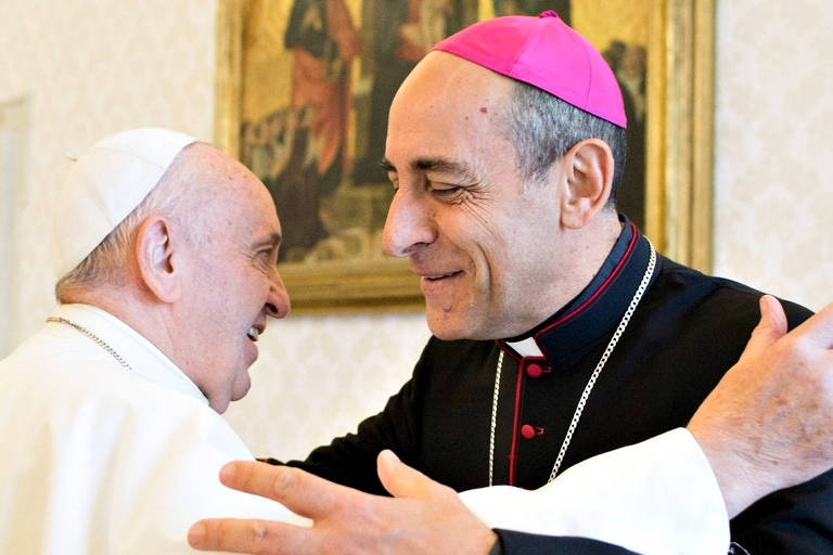 O arcebispo argentino Víctor Manuel Fernández, à dir., cumprimenta o papa Francisco