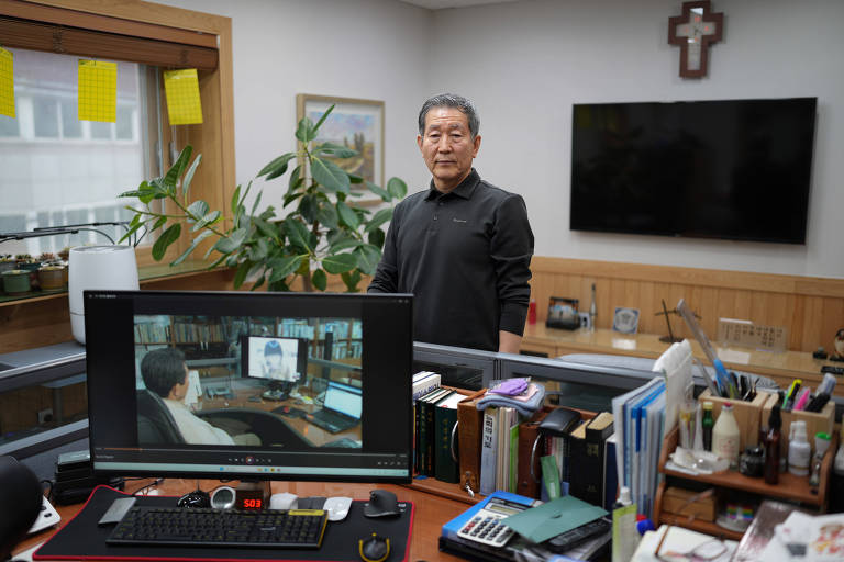 O reverendo Chun Ki-won, pastor cristão que ajuda refugiados norte-coreanos que fogem pela China, em seu escritório em Seul, na Coreia do Sul