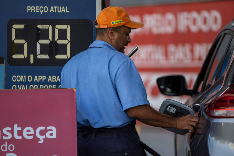 Preço de posto de posto de gasolina reajustado, na avenida Sumaré, zona oeste de São Paulo