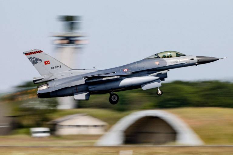 Um caça F-16 turco decola durante exercício da Otan em Jagel, no norte da Alemanha, em junho