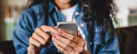 Cropped shot of an african-american young woman using smart phone at home.Smiling african american woman using smartphone at home, messaging or browsing social networks while relaxing on couch

Foto: InsideCreativeHouse /Stock Adobe